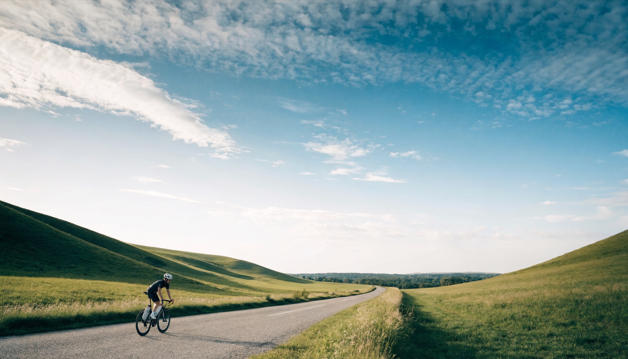 Ciclista su strada aperta, energia costante